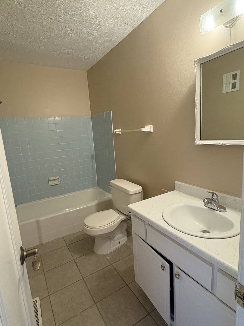 1119 S CURTIS AVE #A-1, Kankakee, IL 60901