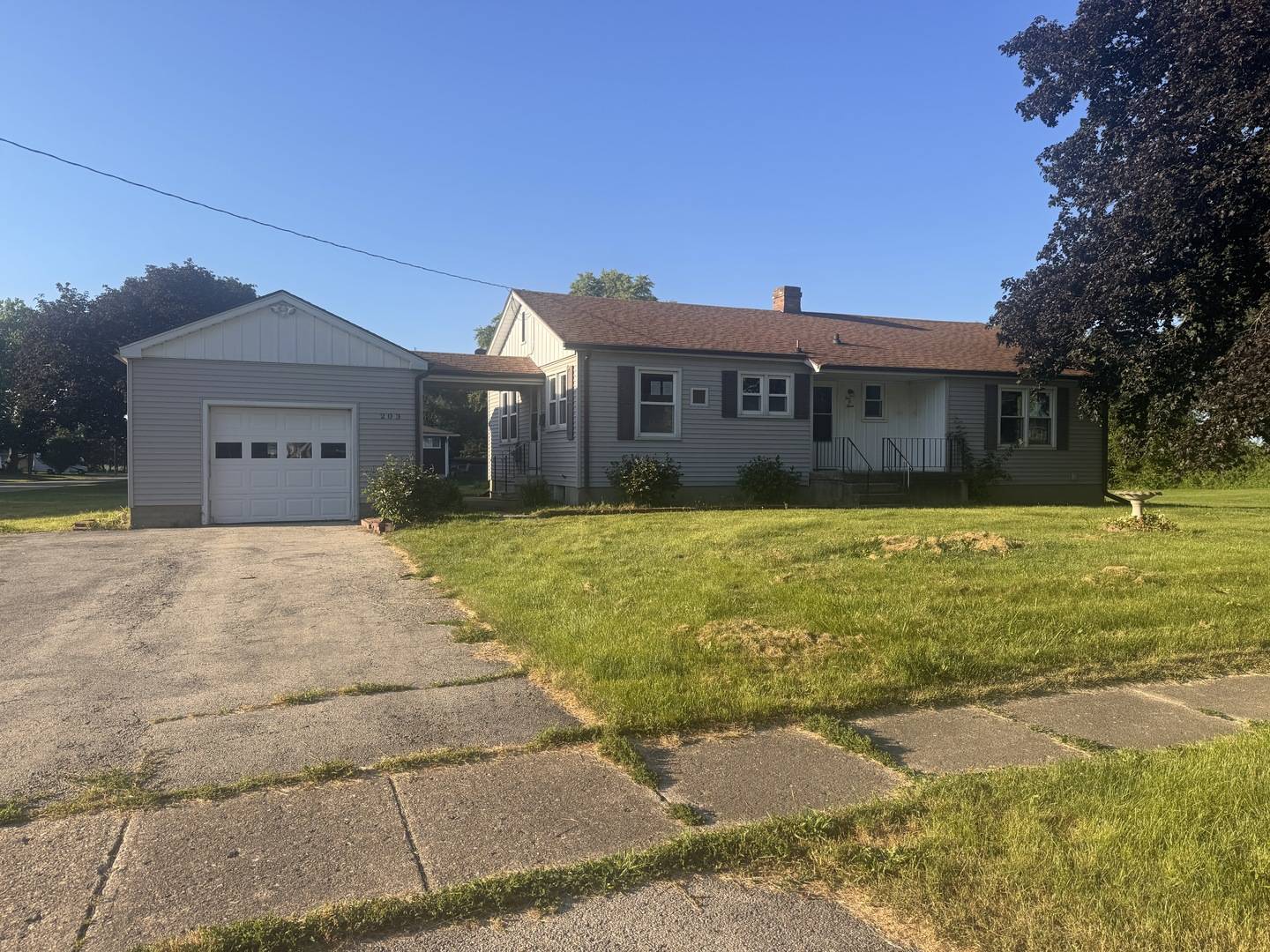203 E 2nd ST, Genoa, IL 60135