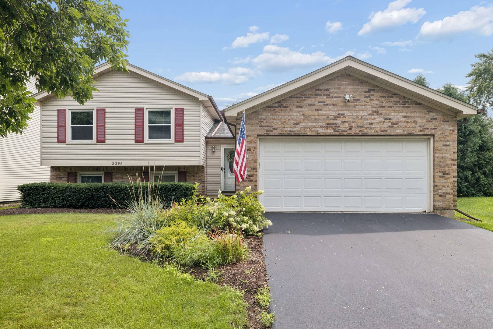 2296 Briarhill DR, Naperville, IL 60565