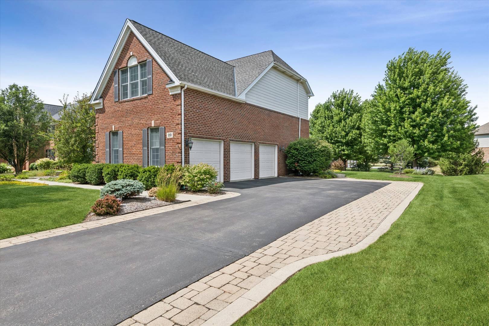29 Glacier CIR, South Barrington, IL 60010