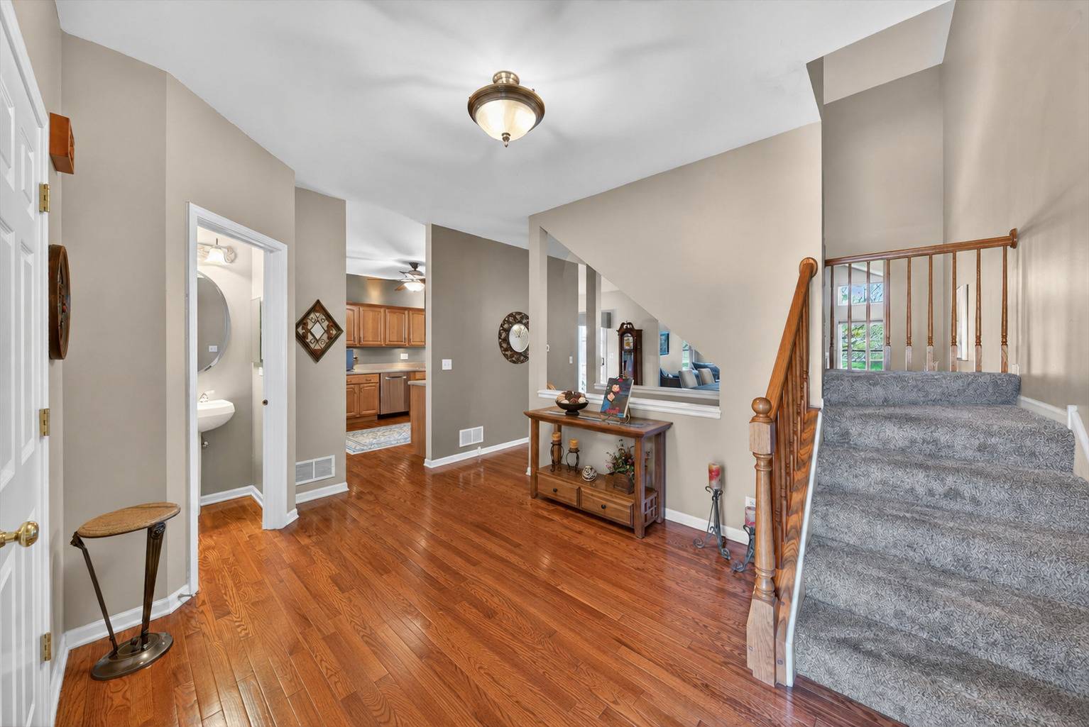 710 Juniper LN, Lake In The Hills, IL 60156