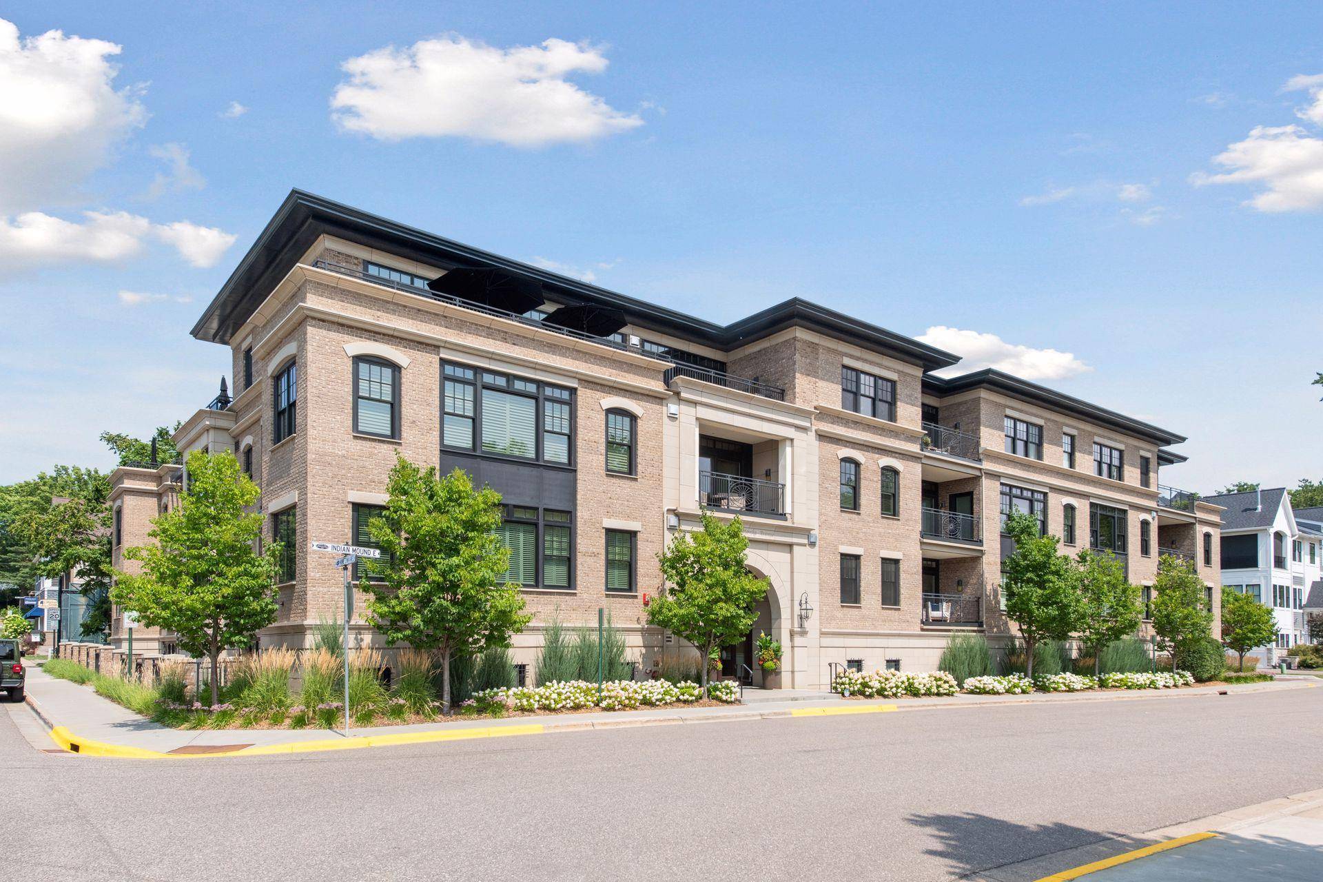 240 Minnetonka AVE S #304, Wayzata, MN 55391