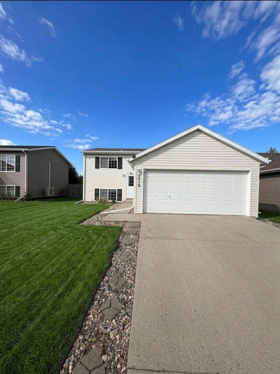 3016 32nd AVE S, Moorhead, MN 56560