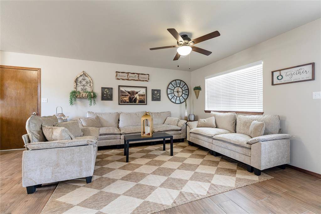 1402 Sherry CT, Elk City, OK 73644