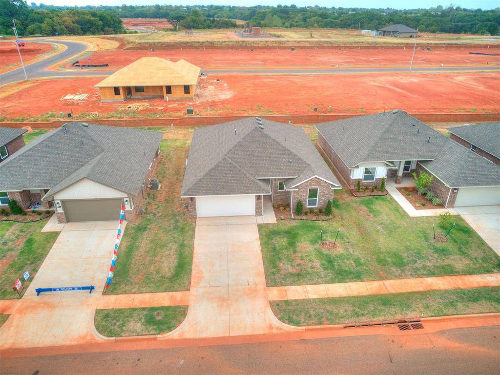 1808 Pin Cherry LN, Moore, OK 73160
