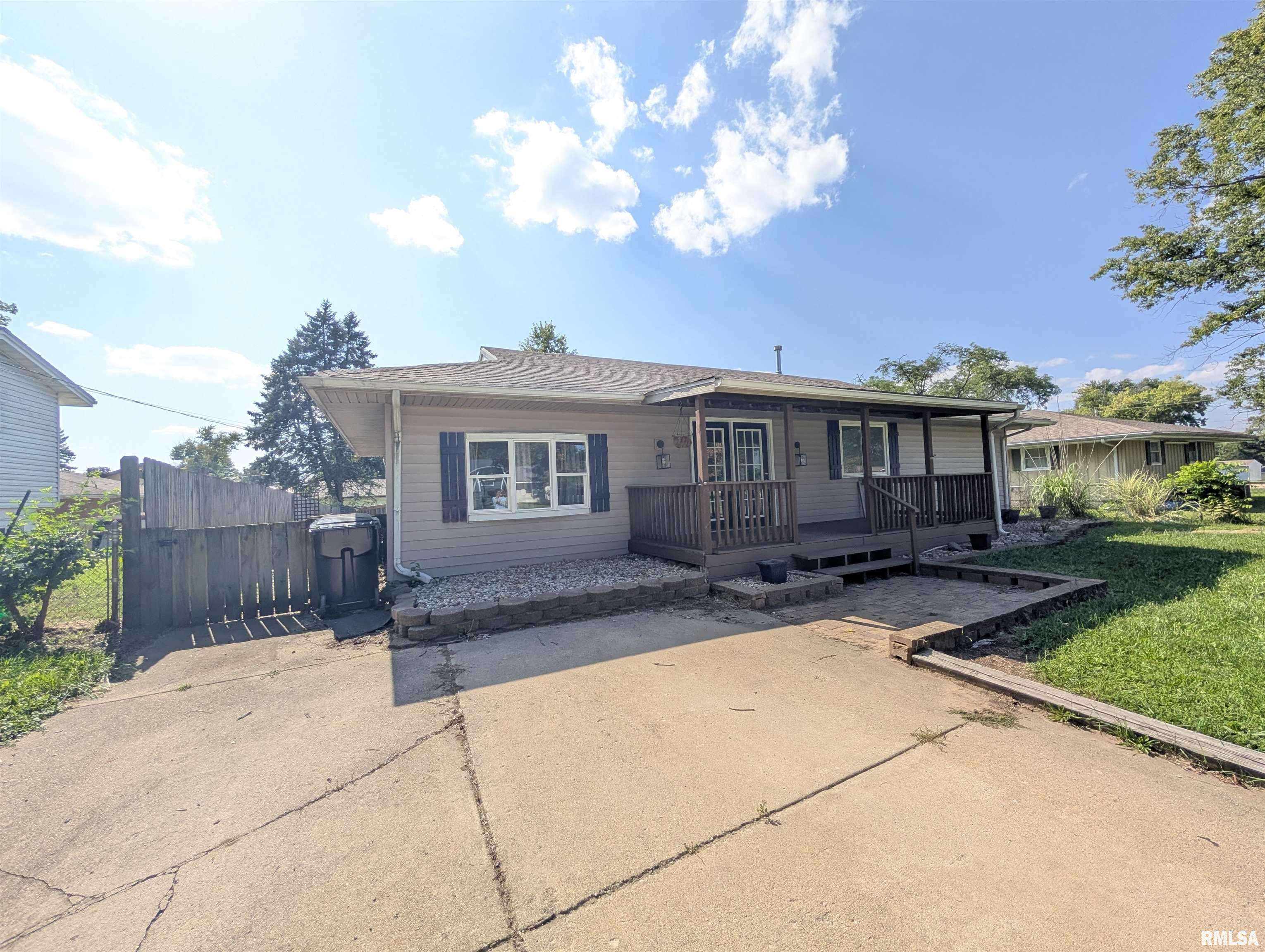 104 MEADOWVIEW LN, Washington, IL 61571