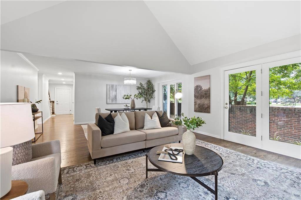5204 W 112th ST, Leawood, KS 66211