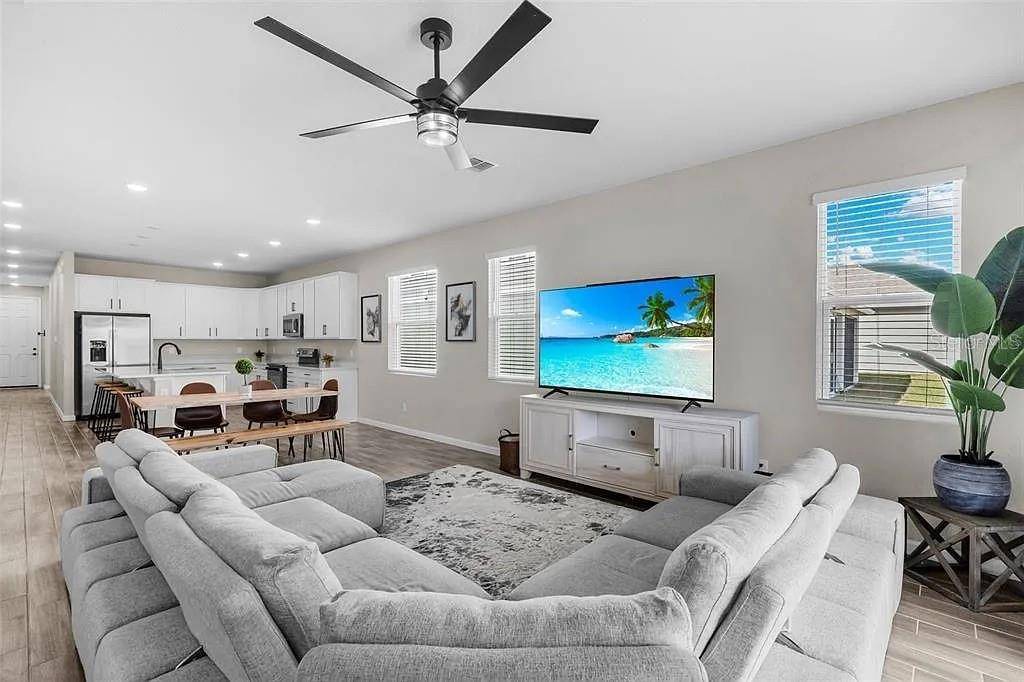 10157 SPRING LAKE DR, Clermont, FL 34711
