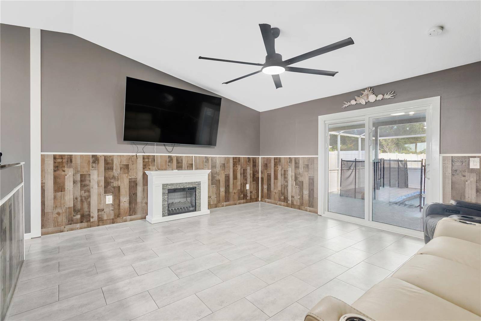 2054 SAFFOLD PARK DR, Ruskin, FL 33570