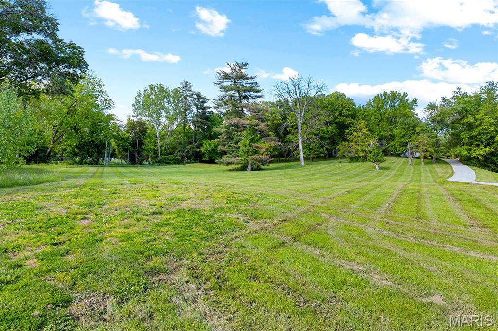 900 Weidman RD, Town And Country, MO 63017