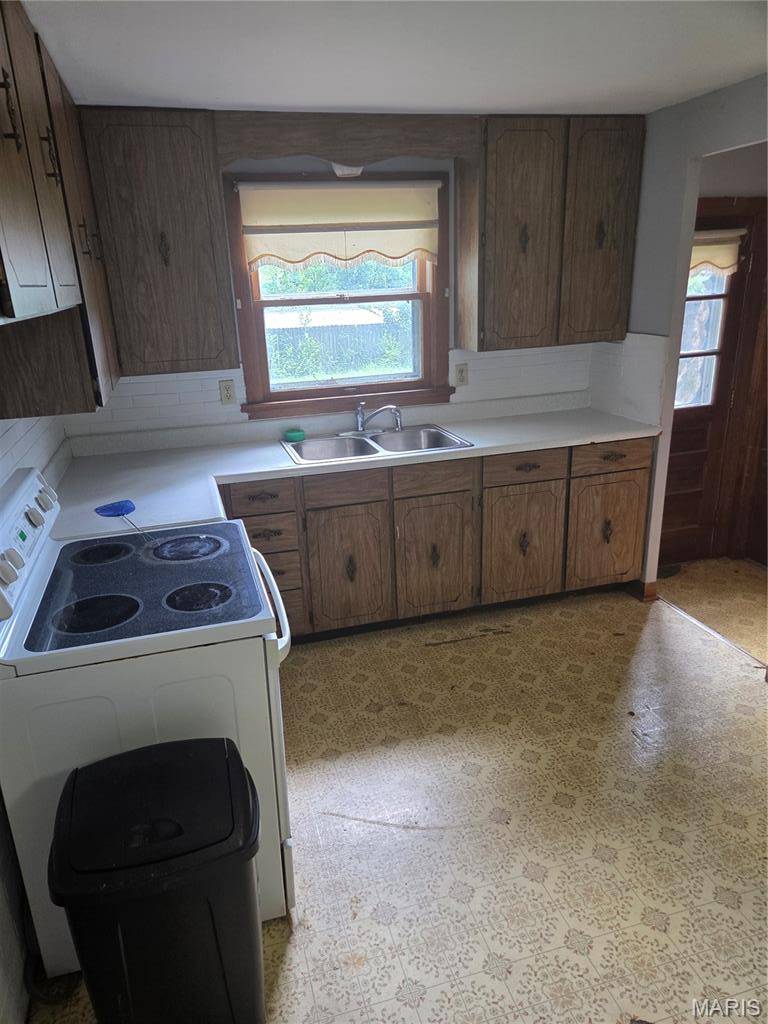 906 Holly PL, St Charles, MO 63301