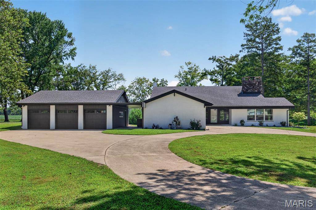 13750 Kayser RD, Highland, IL 62249