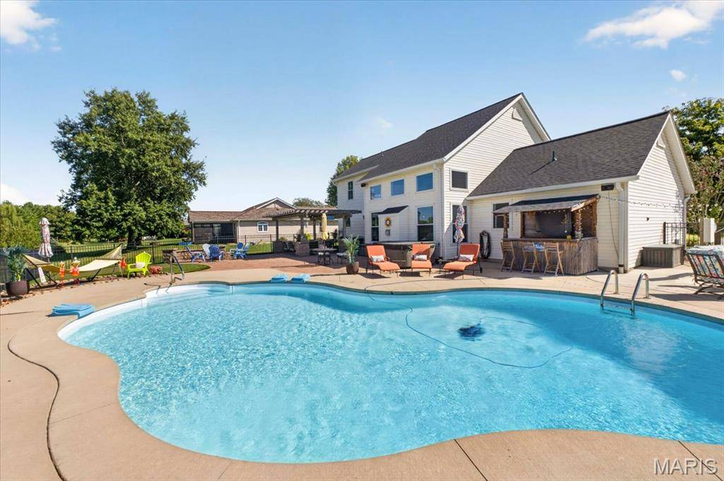 9301 Christopher Lake DR, Columbia, IL 62236