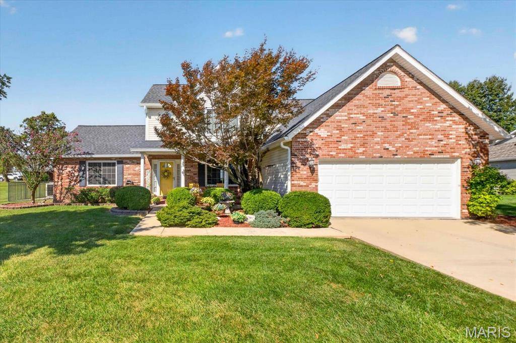 9301 Christopher Lake DR, Columbia, IL 62236