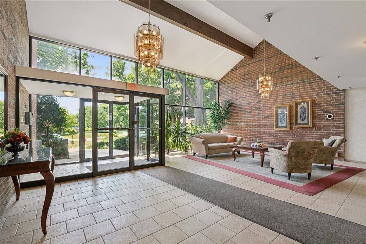 3030 Pheasant Creek DR #103, Northbrook, IL 60062