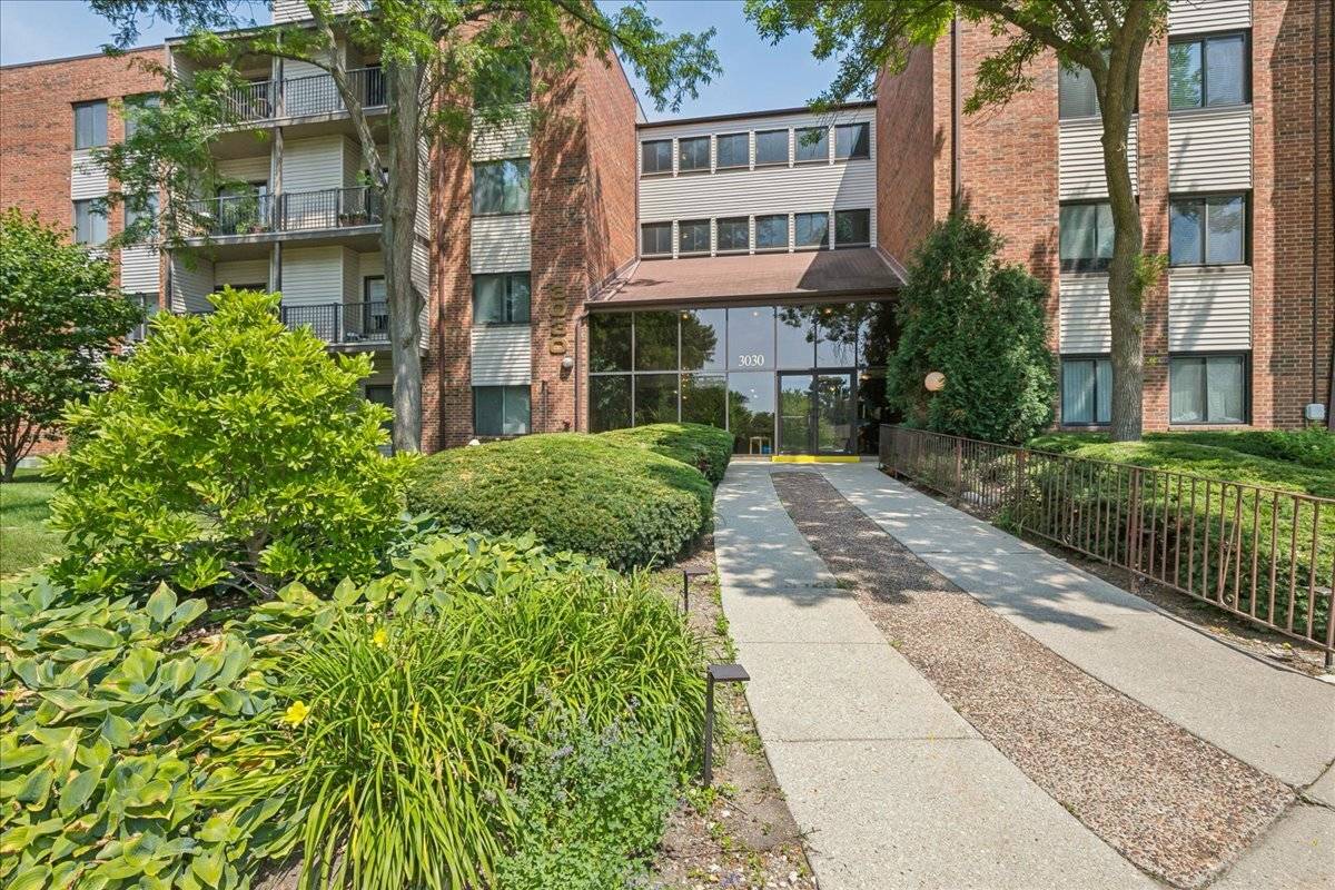3030 Pheasant Creek DR #103, Northbrook, IL 60062