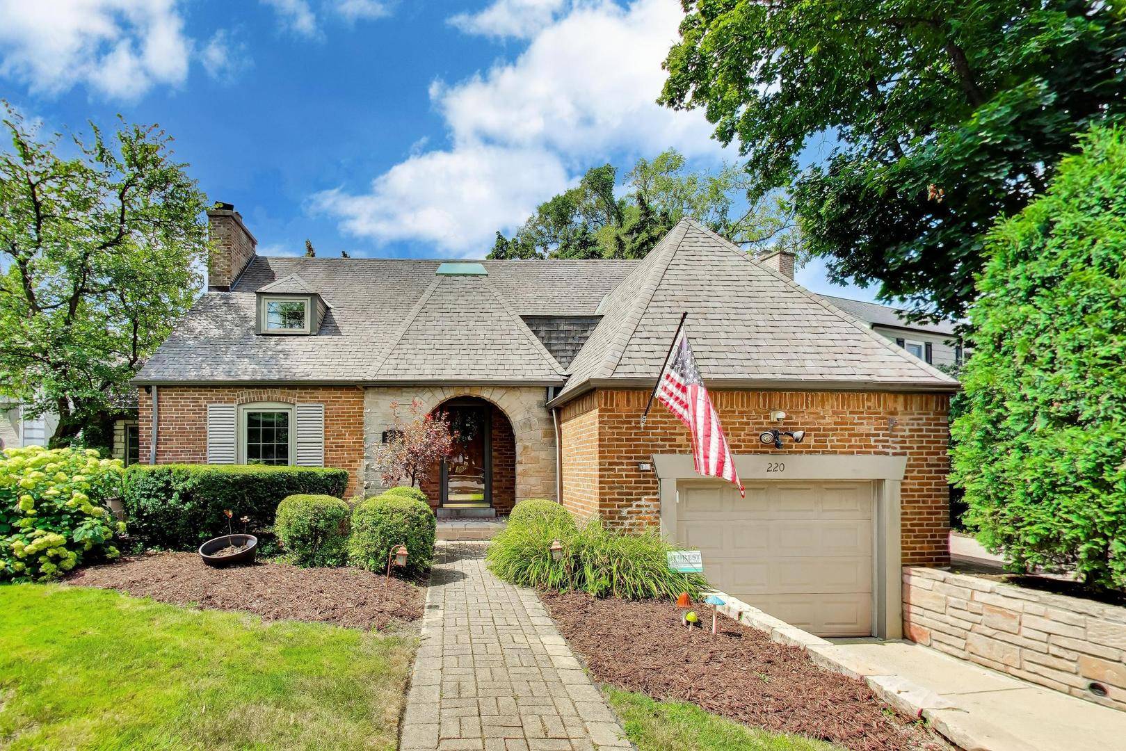 220 Northwood RD, Riverside, IL 60546