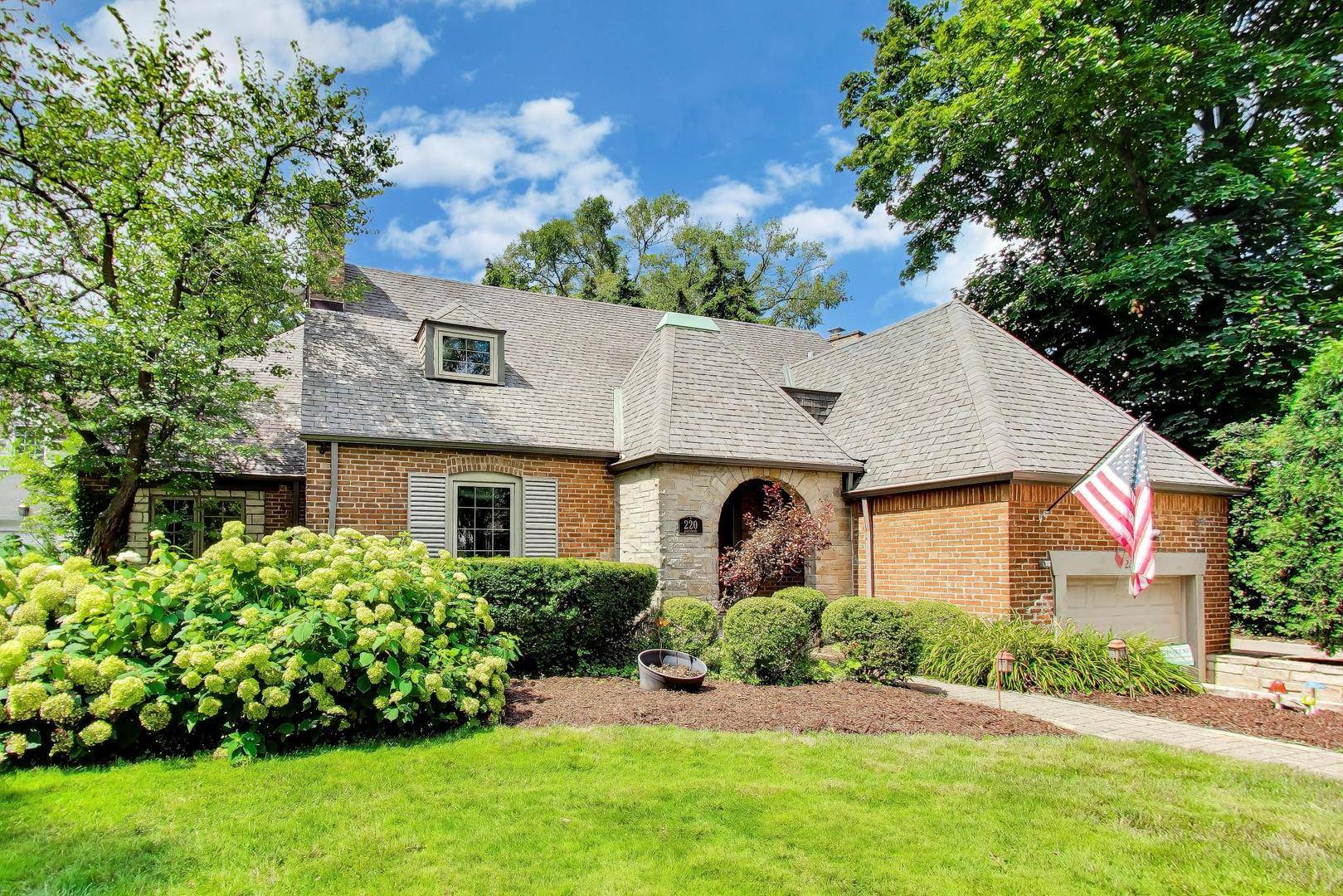 220 Northwood RD, Riverside, IL 60546