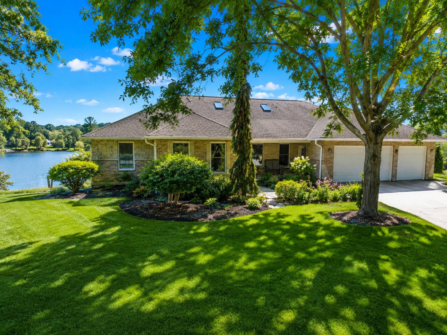 115 Cardinal CT, Island Lake, IL 60042