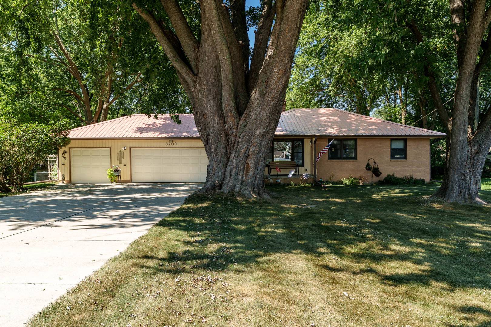 3709 Renfro RD, Cherry Valley, IL 61016