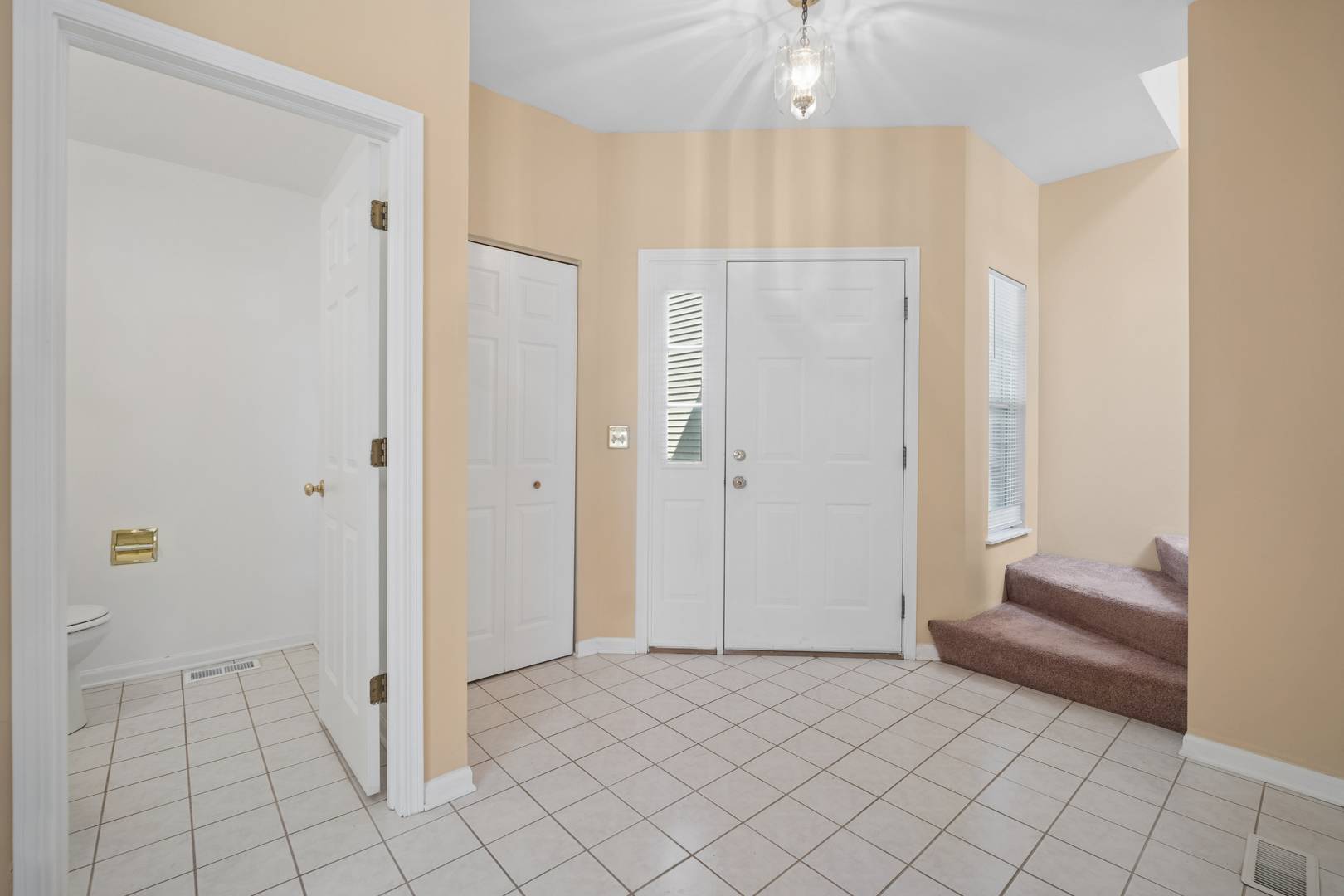 946 Cynthia LN, Lake In The Hills, IL 60156