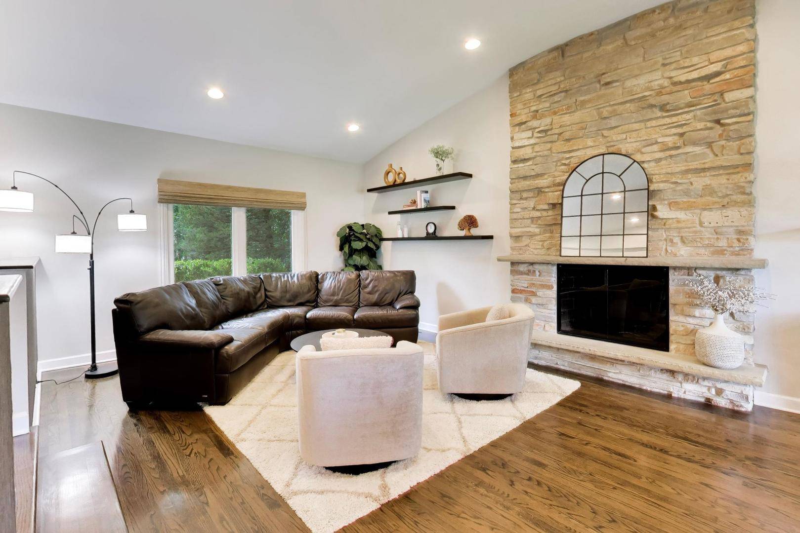 1919 Sunnyside CIR, Northbrook, IL 60062