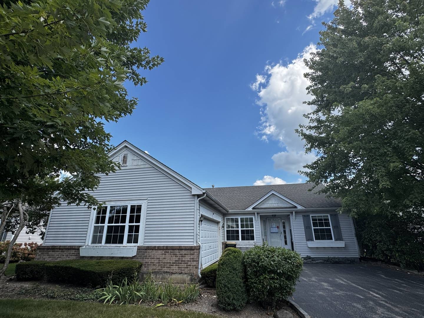 444 Badger LN, Oswego, IL 60543
