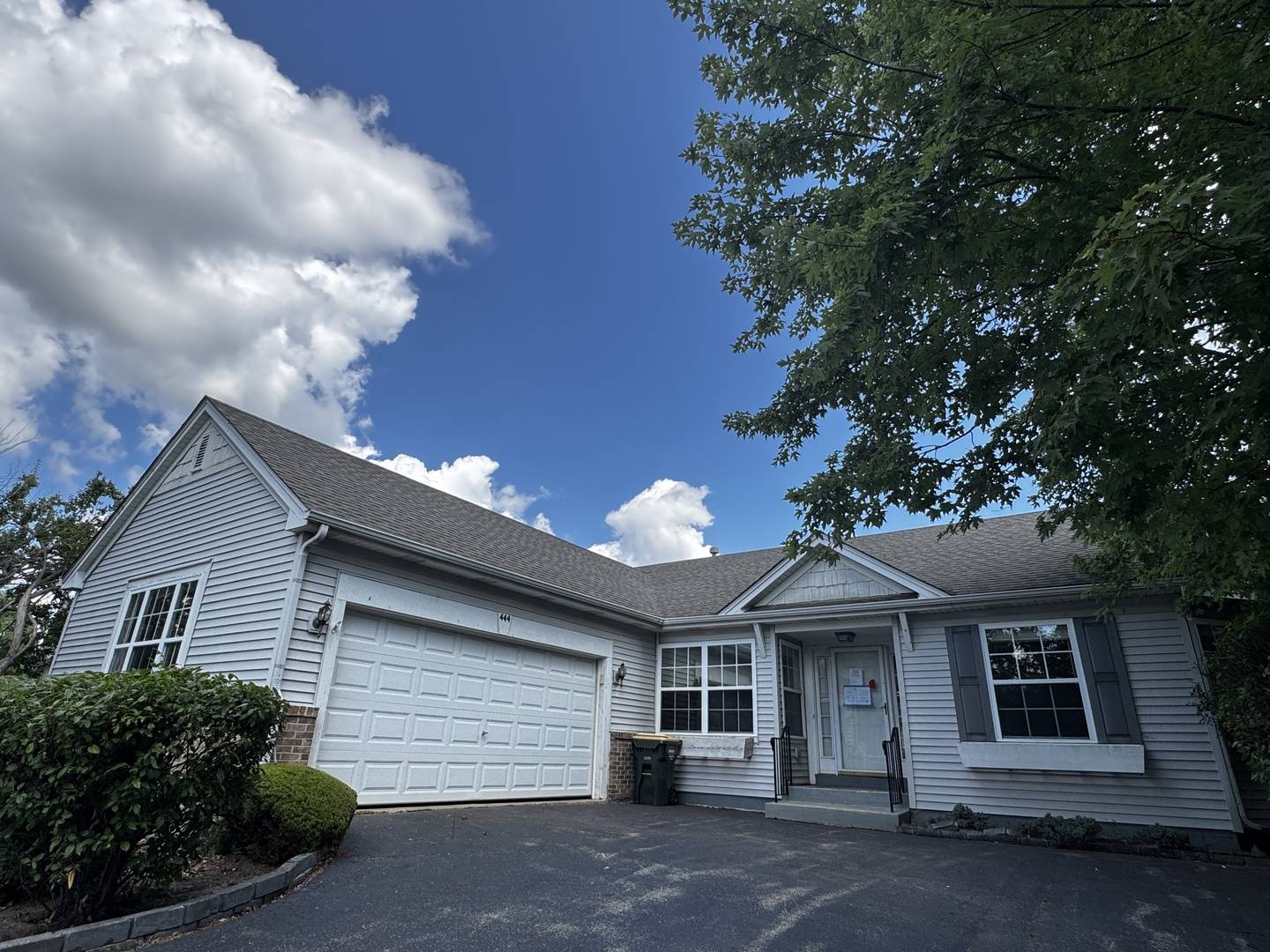 444 Badger LN, Oswego, IL 60543