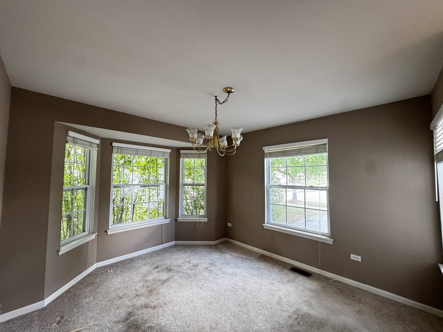 444 Badger LN, Oswego, IL 60543