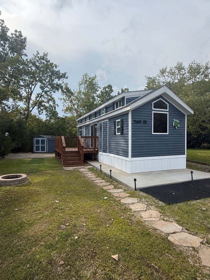 35 Dinosaur RD, Wilmington, IL 60481