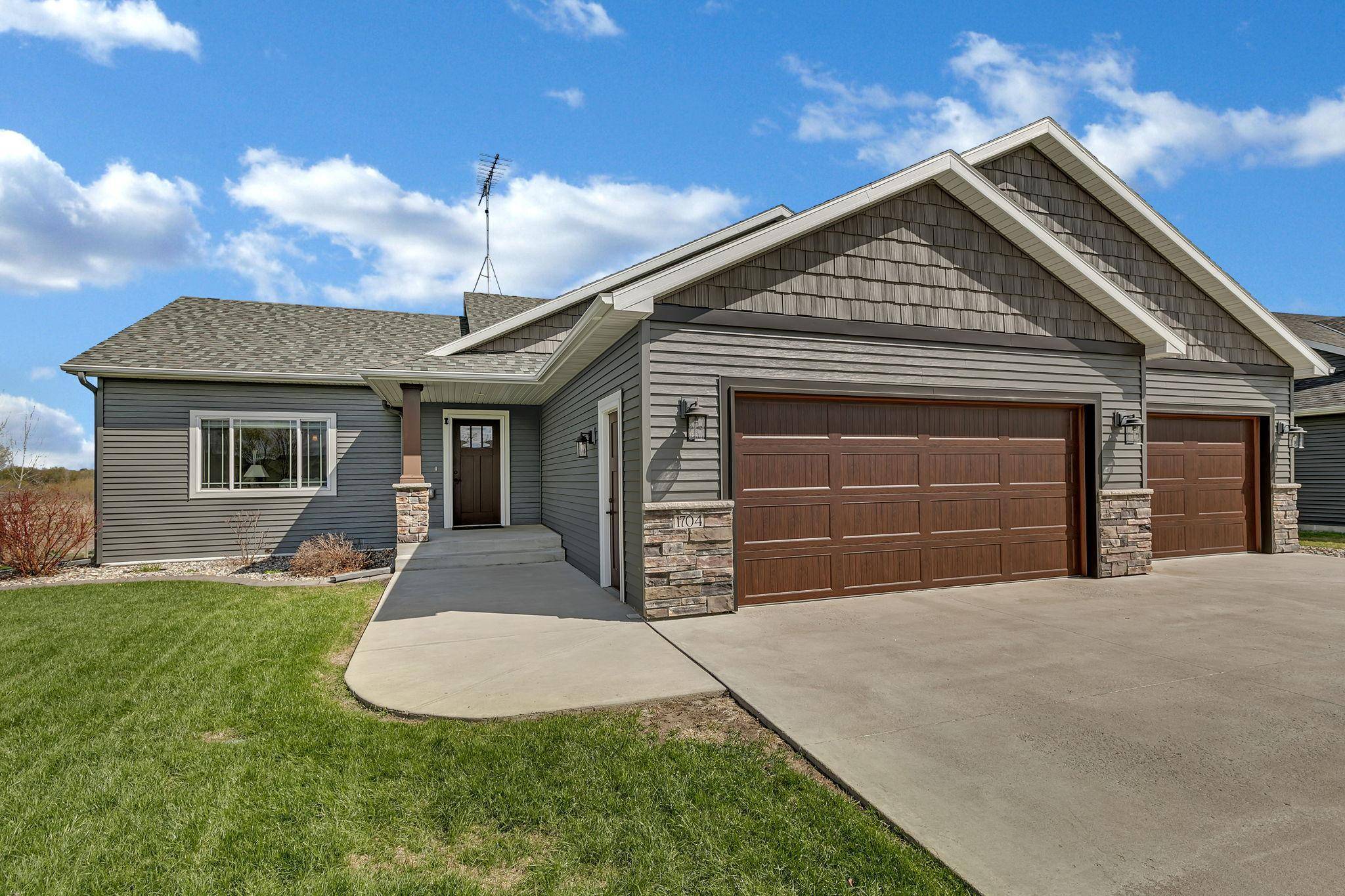 1704 Knottingham DR, Sartell, MN 56377