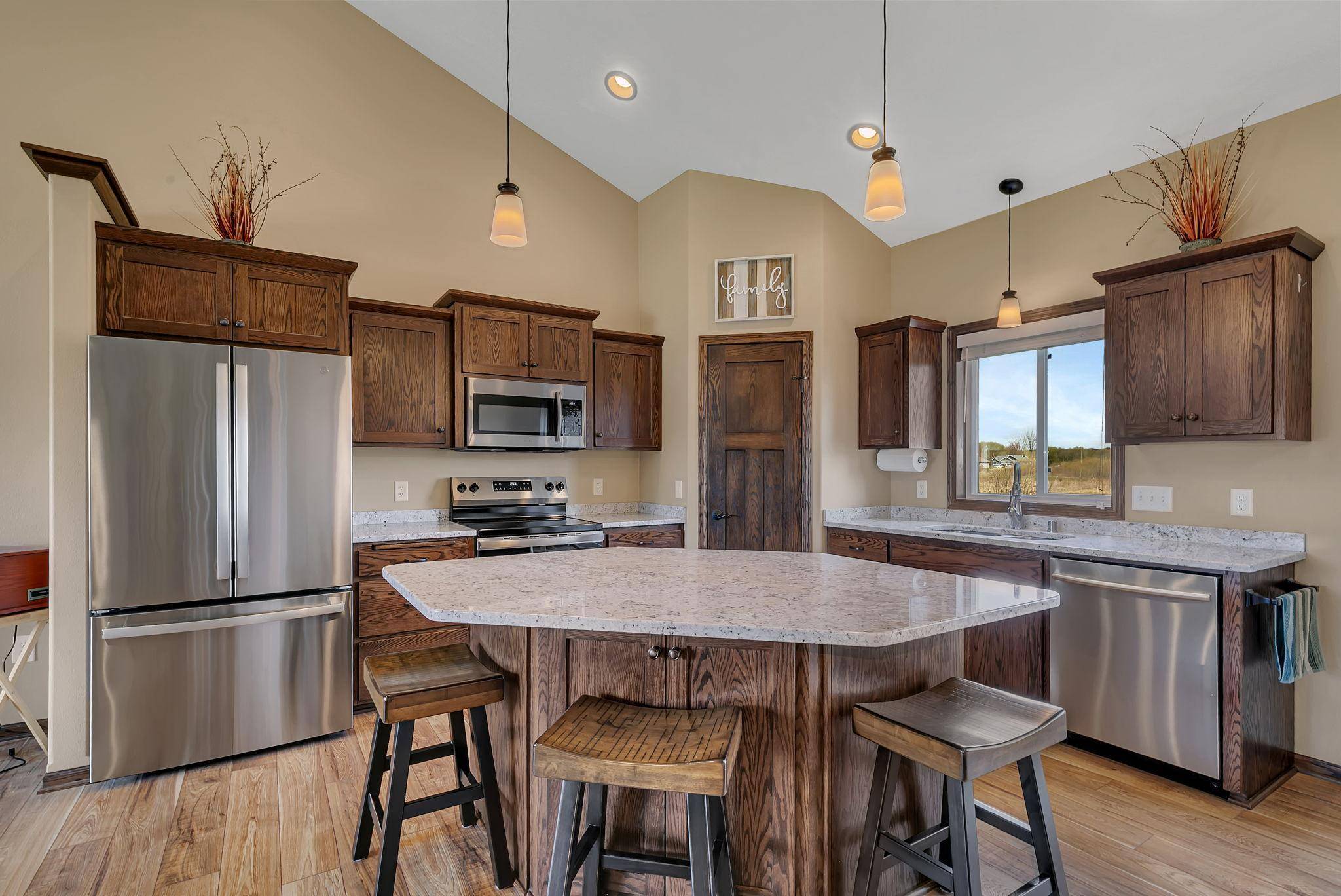 1704 Knottingham DR, Sartell, MN 56377