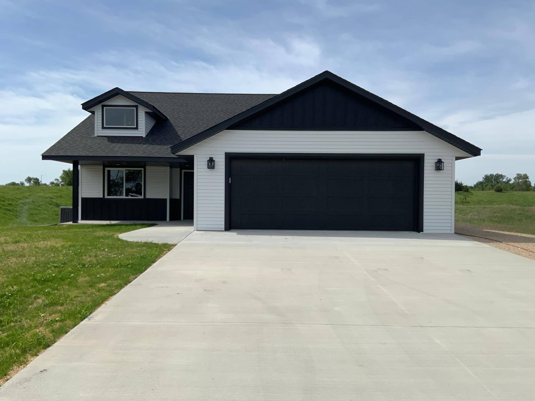7 Cottonwood Lake BLVD, Windom, MN 56101