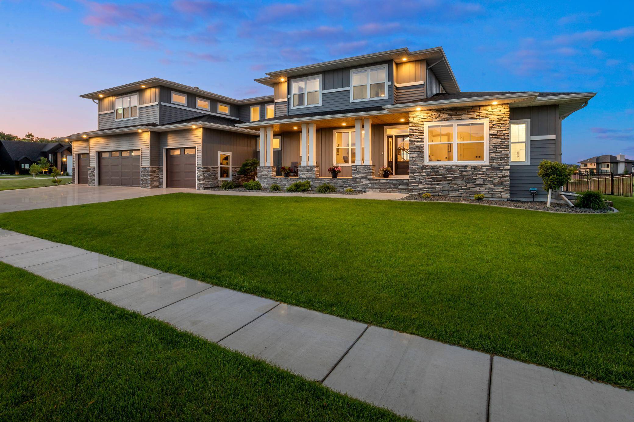 2815 Rivers Bend DR E, West Fargo, ND 58078
