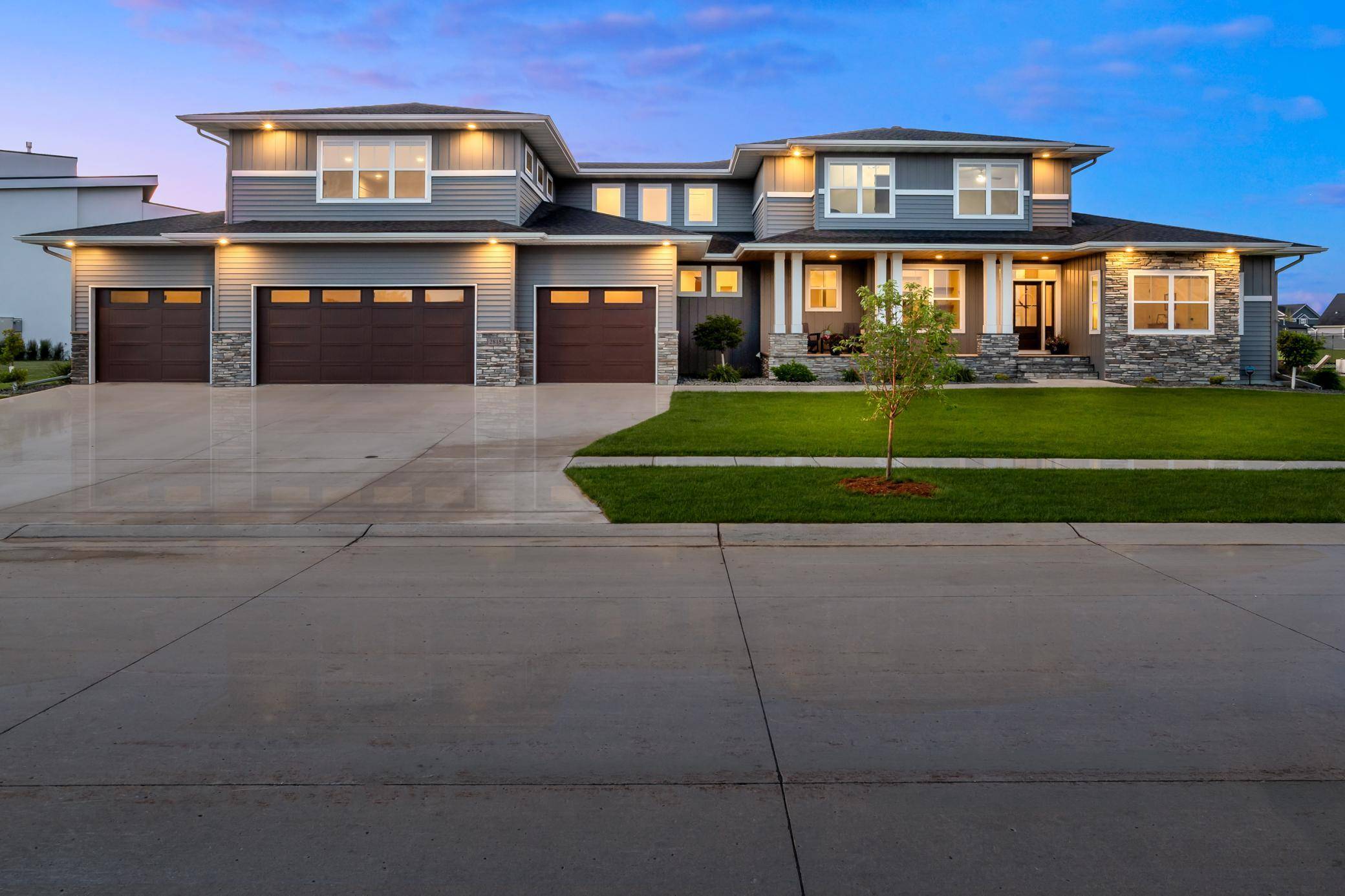 2815 Rivers Bend DR E, West Fargo, ND 58078