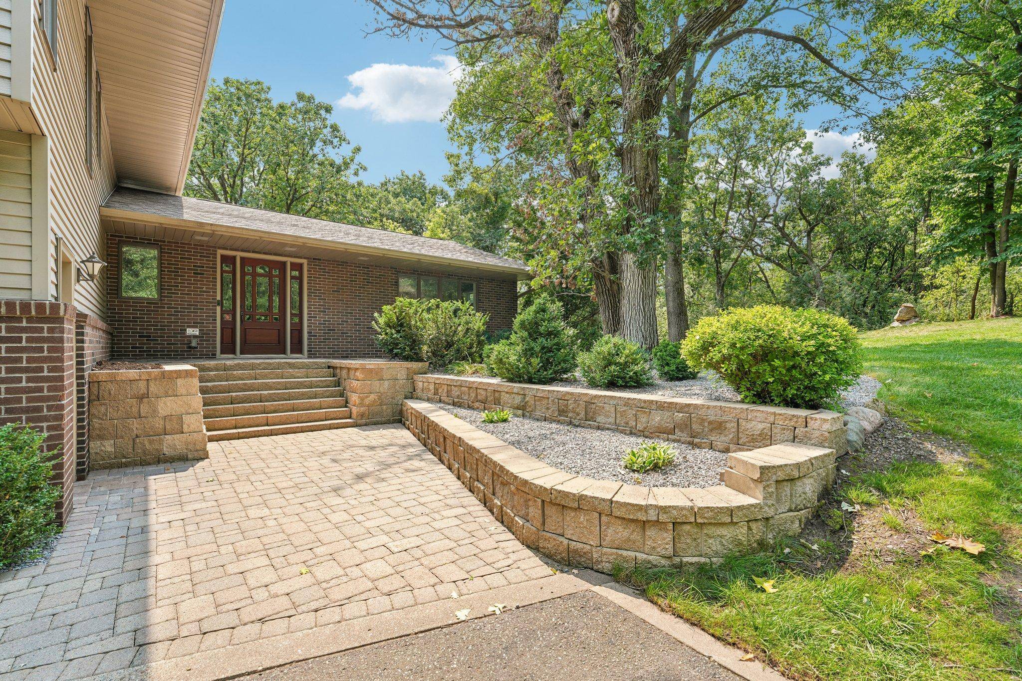 1206 102nd ST W, Inver Grove Heights, MN 55077