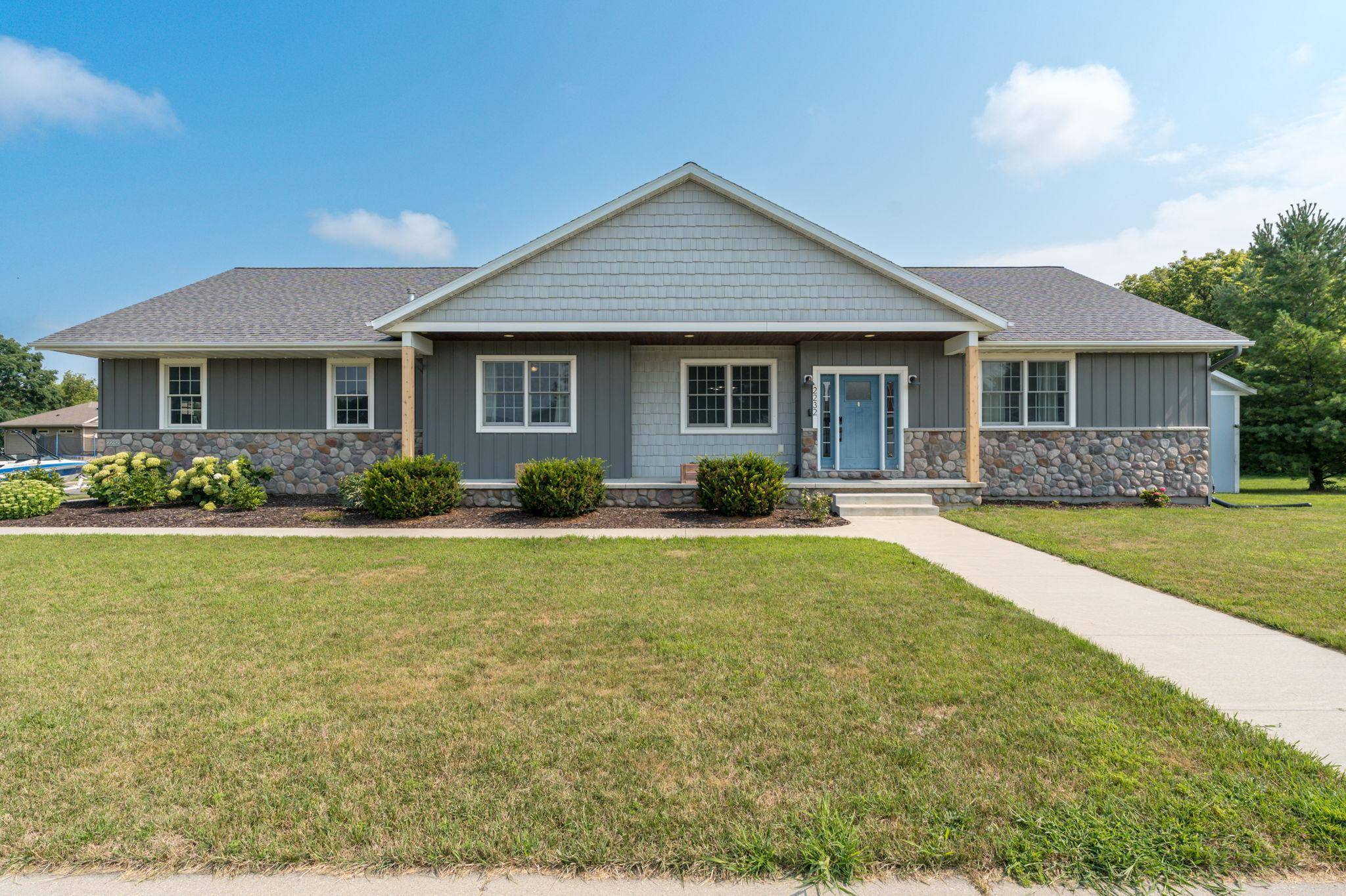 2232 Coventry LN, North Mankato, MN 56003