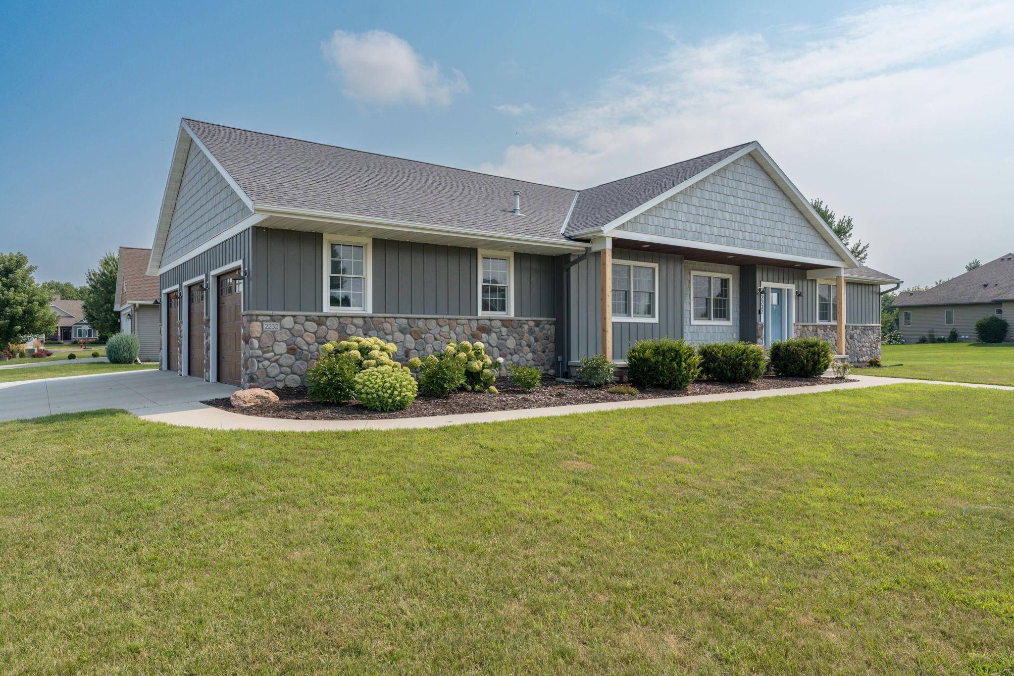 2232 Coventry LN, North Mankato, MN 56003