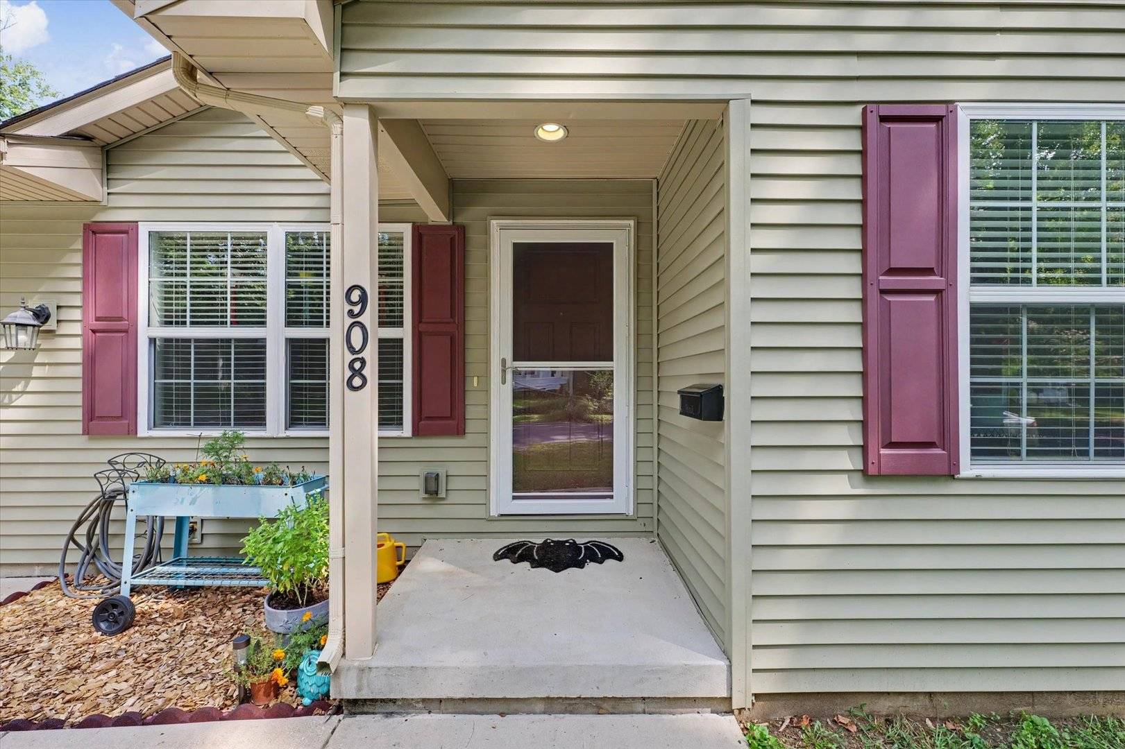 908 E Oregon ST, Urbana, IL 61801