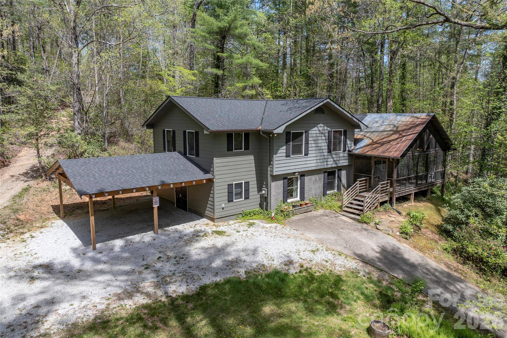 138 Stillwagon LN, Cedar Mountain, NC 28718