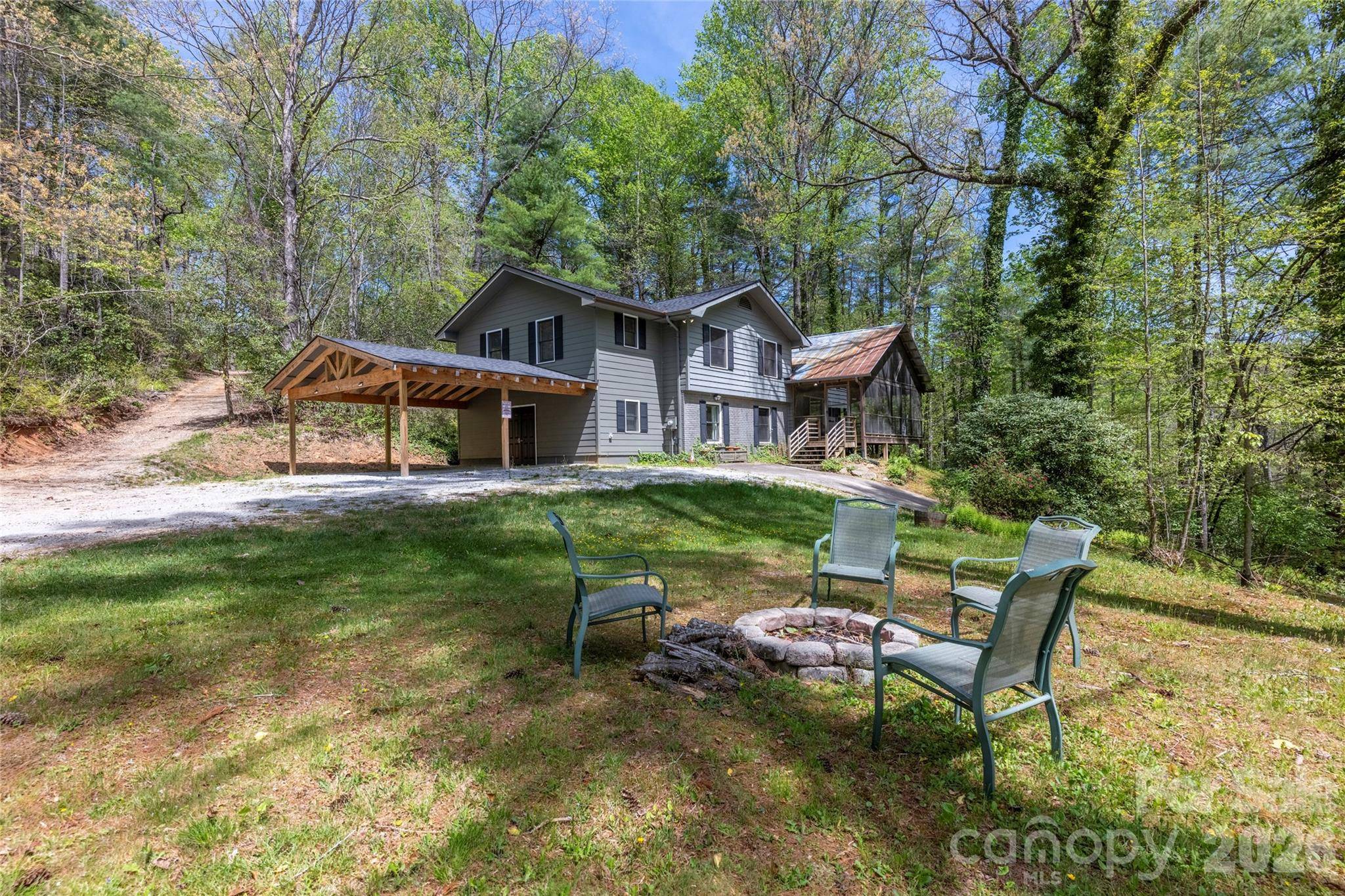 138 Stillwagon LN, Cedar Mountain, NC 28718