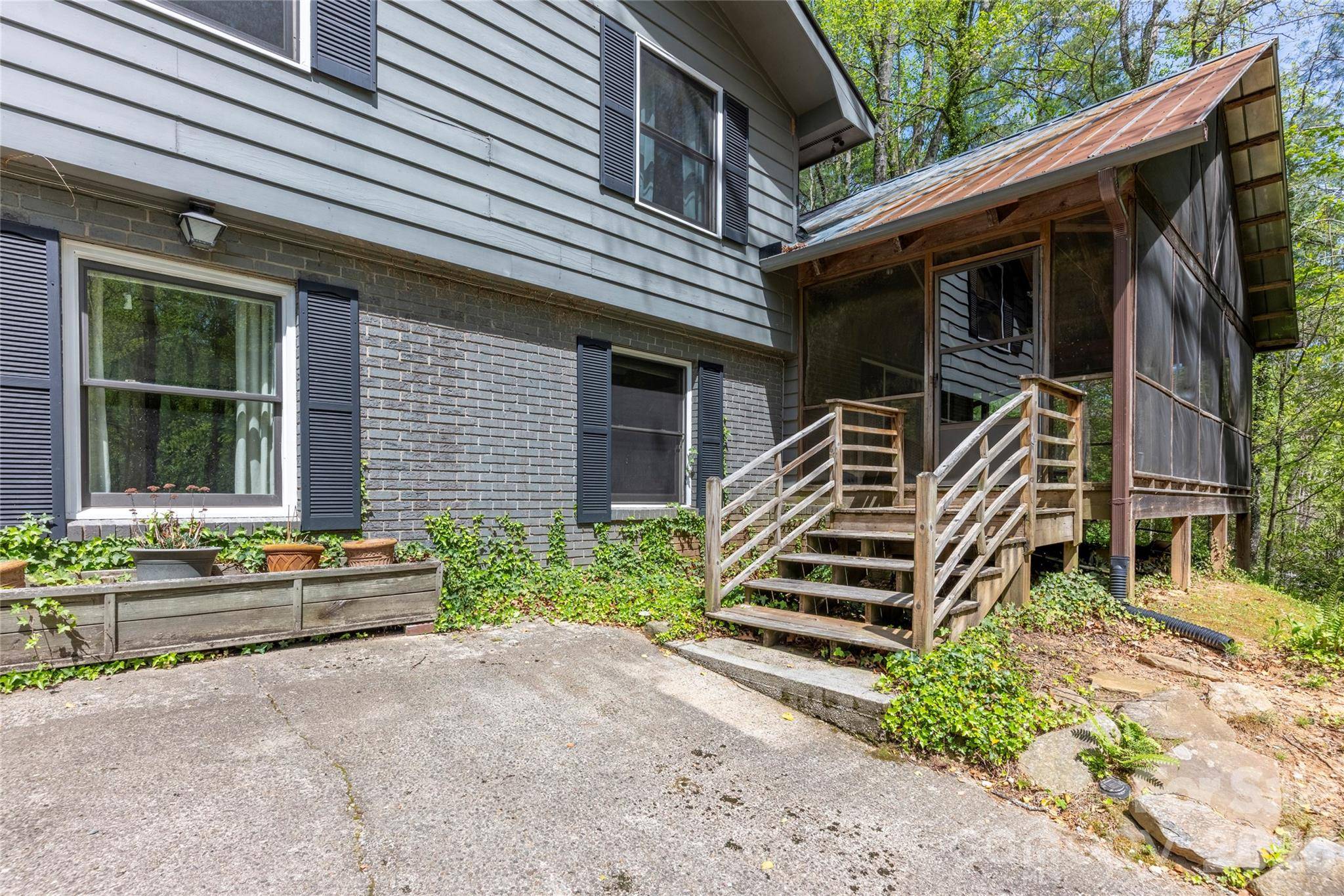 138 Stillwagon LN, Cedar Mountain, NC 28718