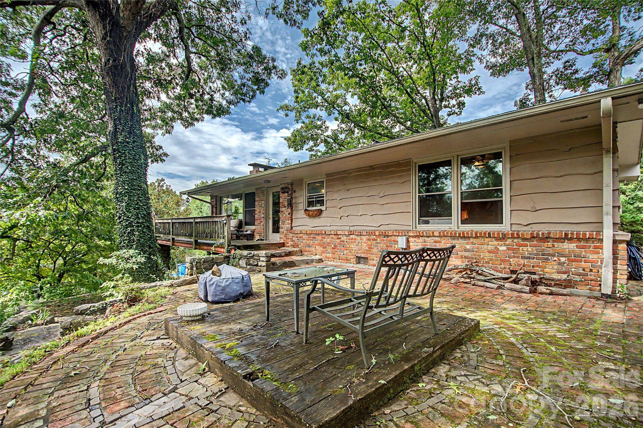70 Dogwood DR, Hendersonville, NC 28791