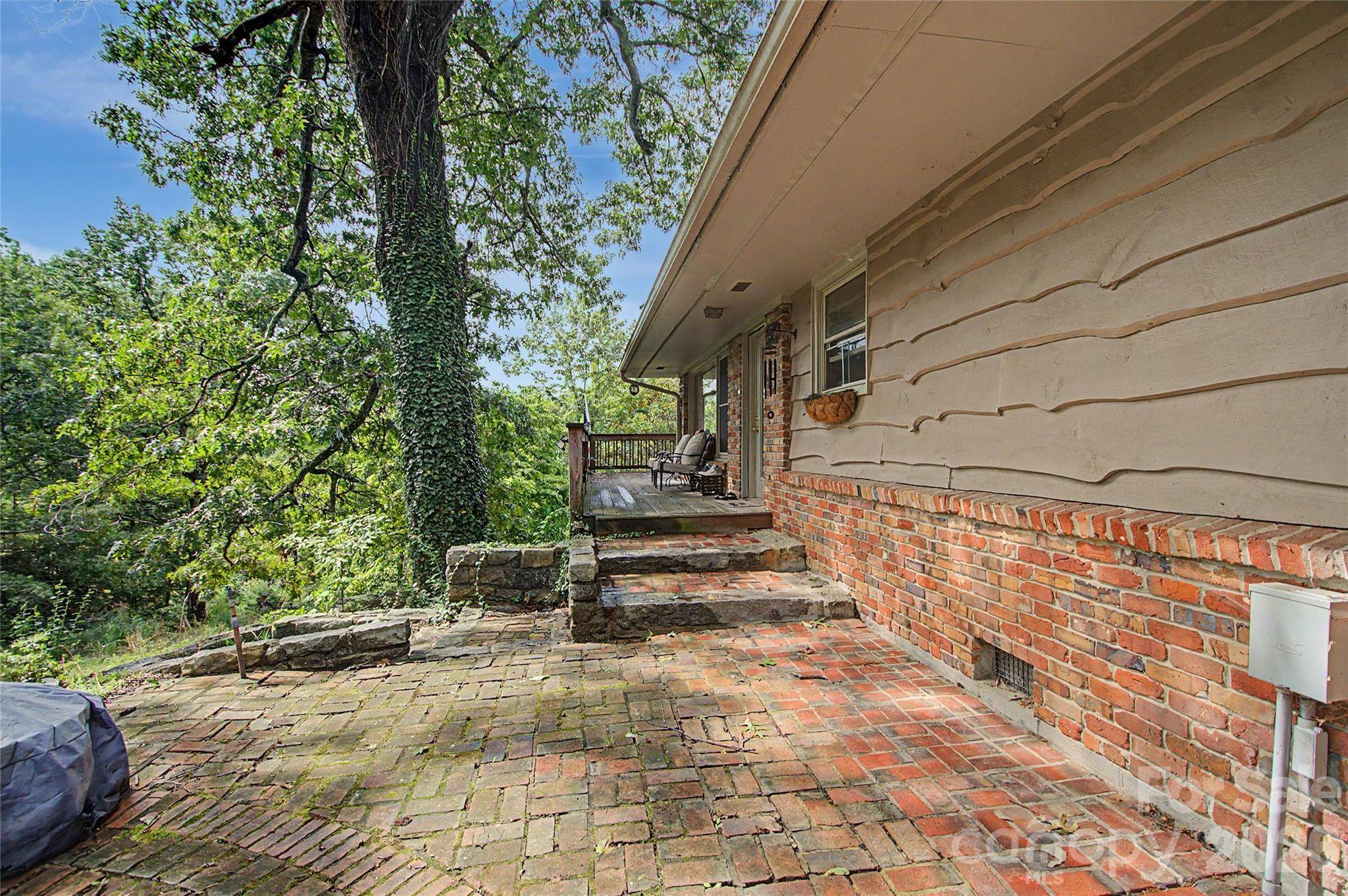 70 Dogwood DR, Hendersonville, NC 28791