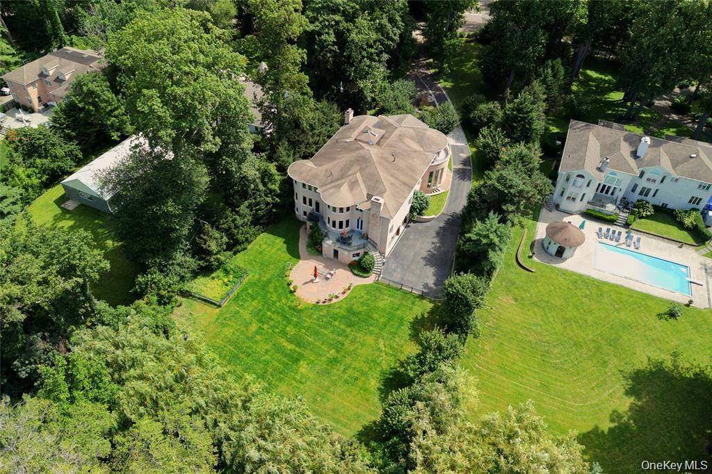 527 Manhasset Woods RD, Manhasset, NY 11030