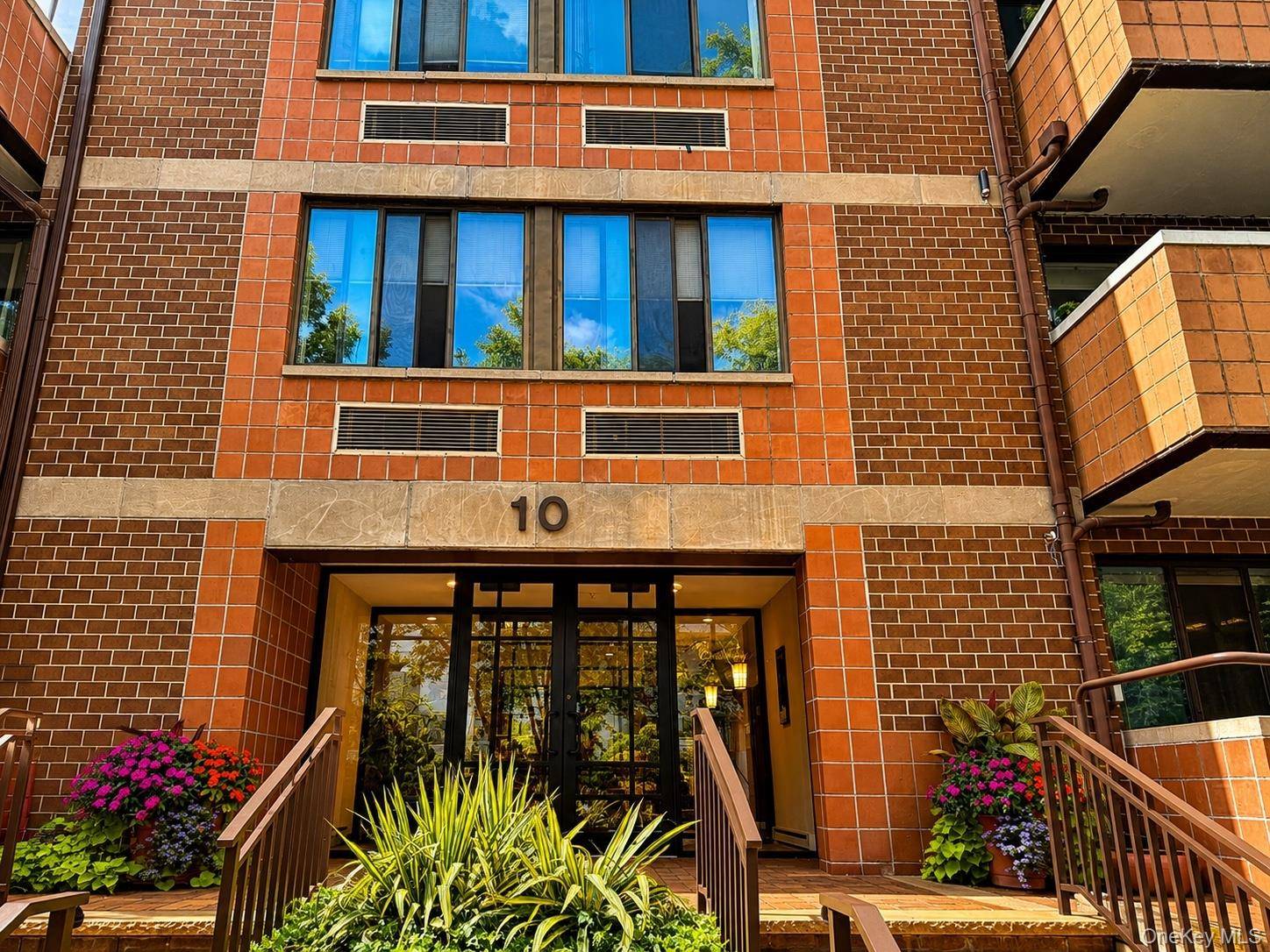 10 Canterbury Road #1B, Great Neck, NY 11021
