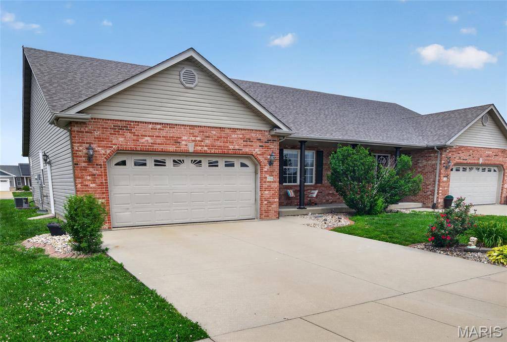 55 Bridgewater LN #A, Highland, IL 62249