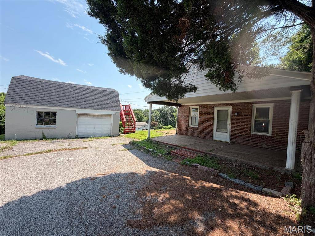 5116 Ringer RD, St Louis, MO 63129