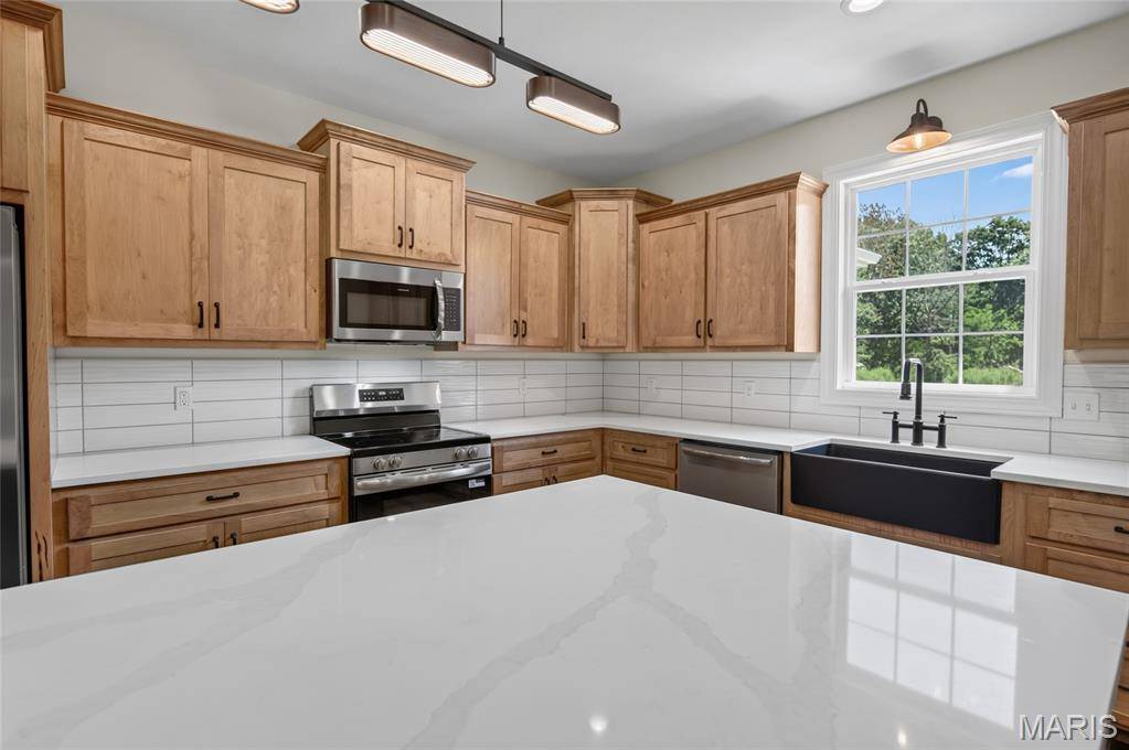 22855 Patton LN, Lebanon, MO 65536
