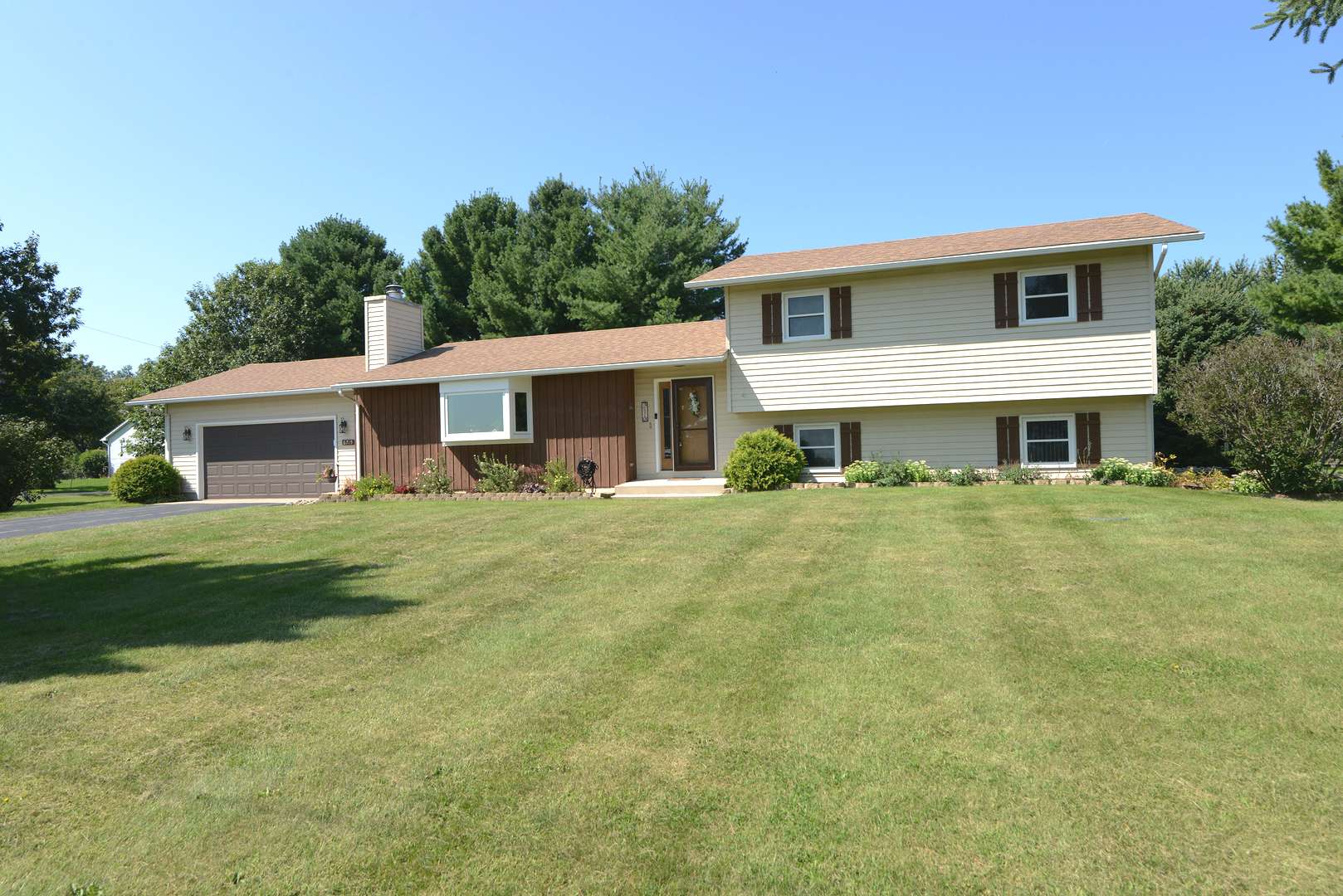 6715 S Oak Grove RD, Harvard, IL 60033